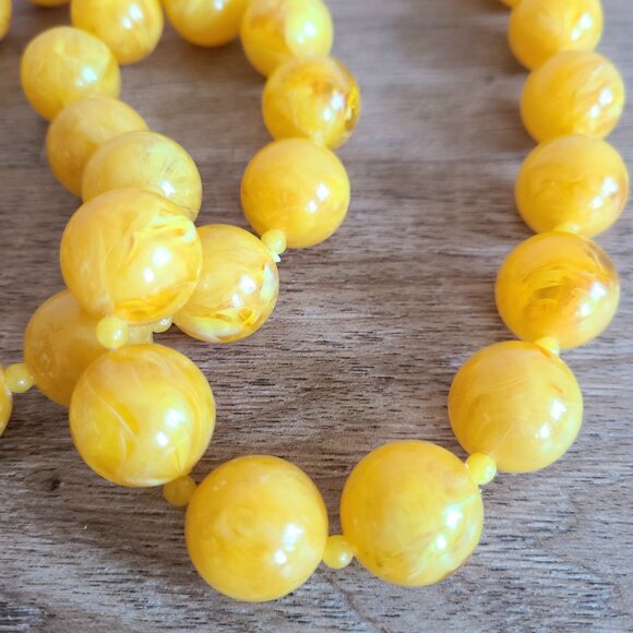 Vintage yellow round plastic Czech(?) beads necklace. Retro jewelry. - Picture 8 of 9